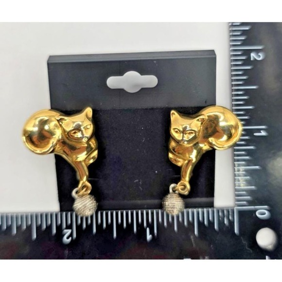 Vtg Gold Tone Cat W/Dangling Ball Silver Tone Yarn Clip Earrings 1.5" Long Dangl - Picture 5 of 5